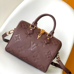 p700😊 Dynamic Chip M59273 Apricot M58951 Black Burgundy Speedy Bandoulière 25 handbag makes a striking return in the 2021 Fall Wild at Heart capsule collection, featuring oversized LV monogram embossing on Monogram Empreinte leather and a detachable shoulder strap for crossbody wear.Dimensions: 25.0 x 19.0 x 15.0 cm (L x H x W).